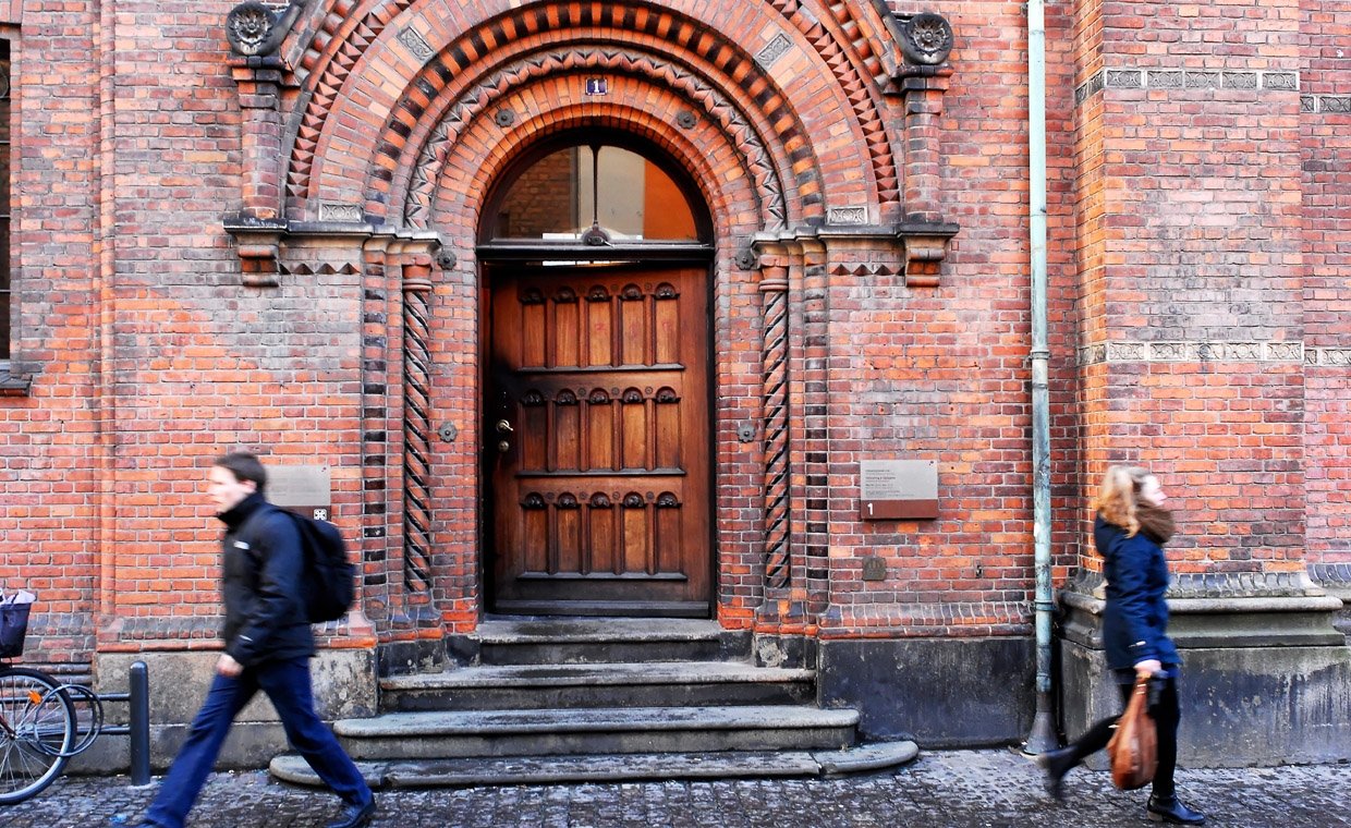 Admitted, rejected, and then admitted again. E-mail correspondence shows the dark side of the attempt to balance student numbers. Entrance to the International Office at the University of Copenhagen