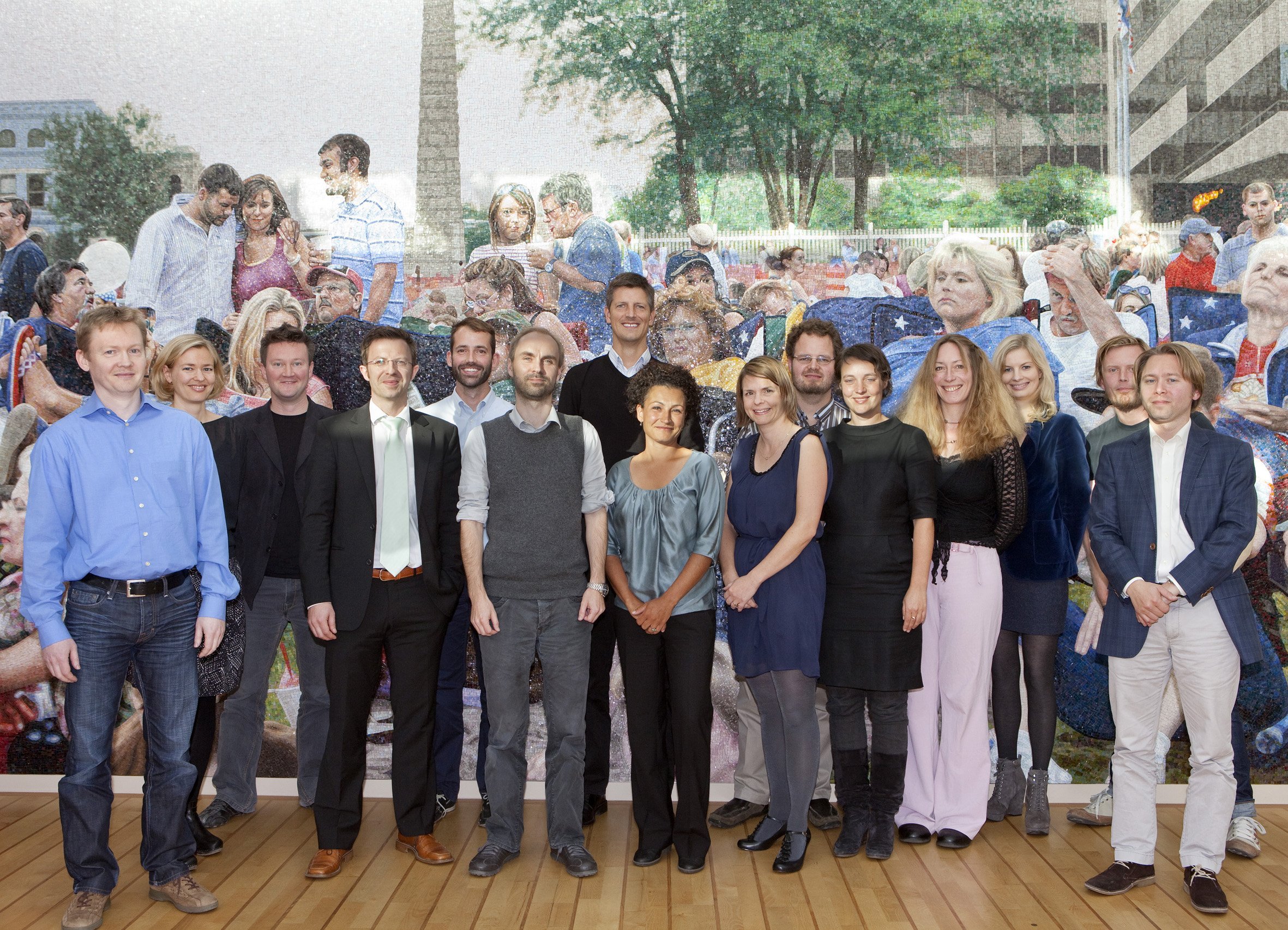 DET UNGE AKADEMI - De unge forskere står foran en mosaik af Erik A. Frandsen, i Videnskabernes Selskabs lokaler på H. C. Andersens Boulevard.