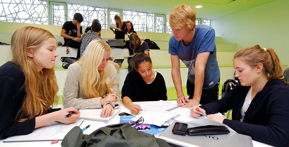 UDE SOM FRIVILLIG - Jakob Jensen (stående) knækker en matematisk kode med en gruppe elever på N. Zahles Gymnasieskole.