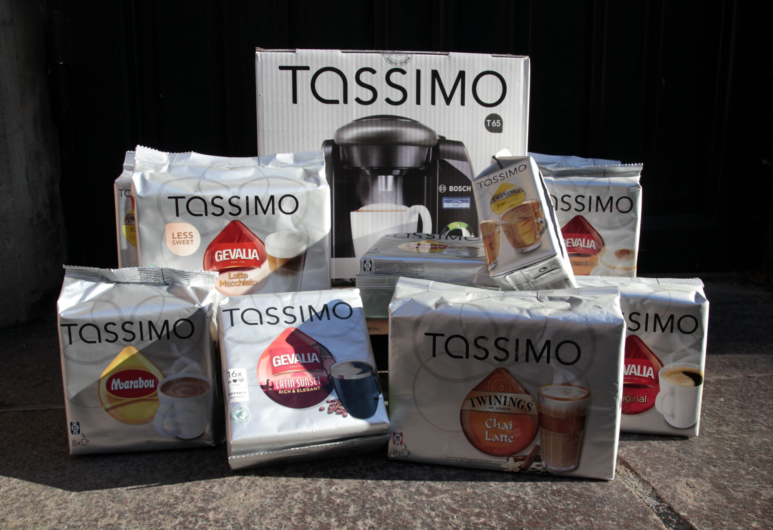 PRÆMIEN - Førstepræmien er denne Bosch Tassimo-maskine, der brygger varme drikke. Den kommer med en ordentlig bunke te-, chokolade- og kaffe-kapsler.