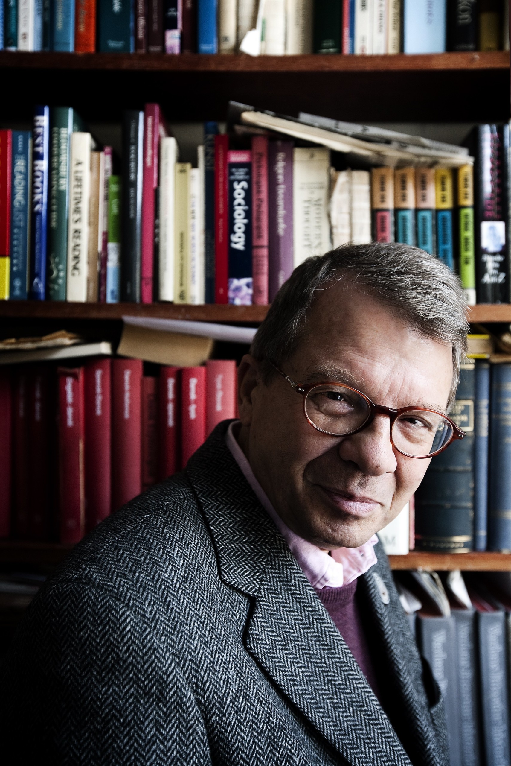 DOKUMENTARIST - Anmelderne er enige. Hans Hertels Poul Henningsen-biografi er årets julegave til danskerne.