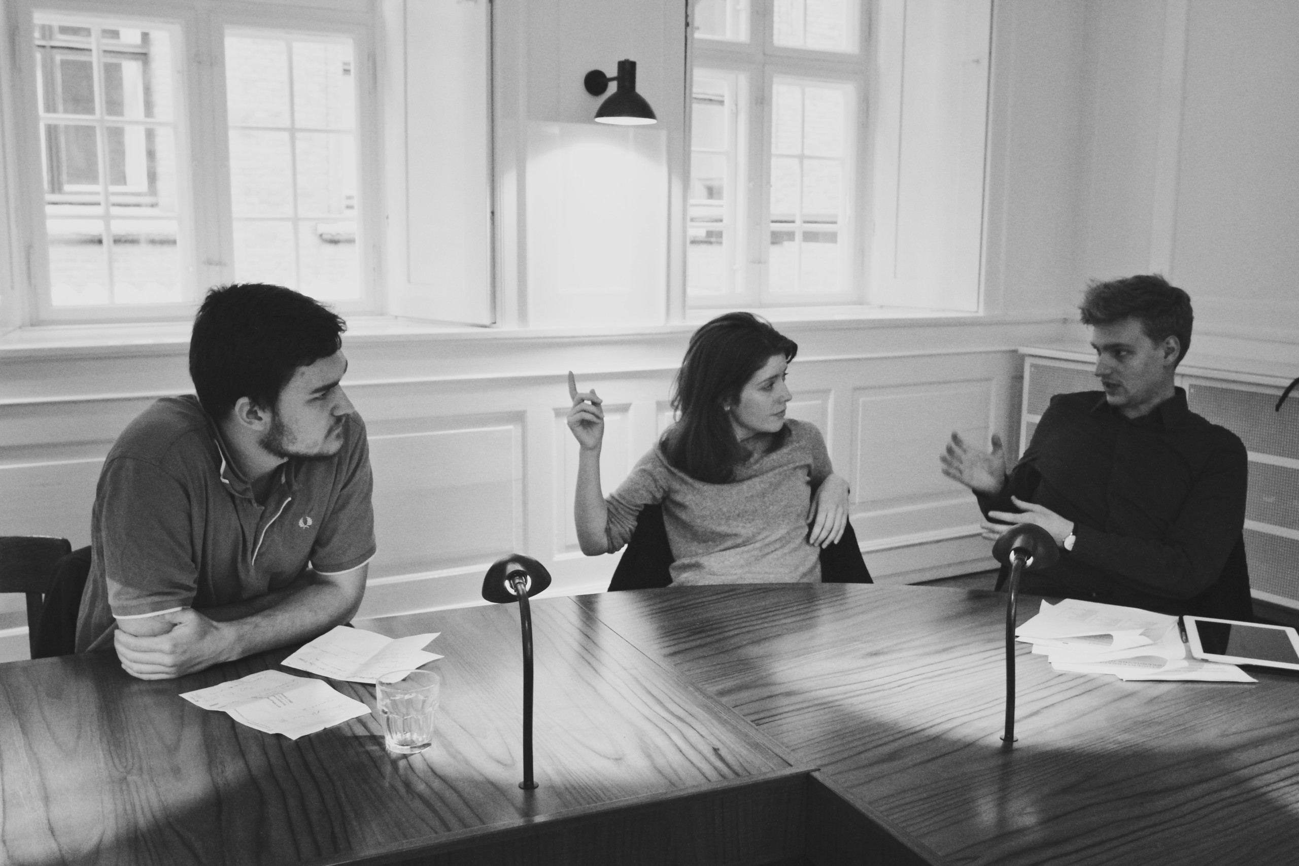 KRYDSILD – For de mindre lister handlede det i høj grad om at oppositionere sig over for stemmeslugeren Studenterrådet. Det er Jarl Feyling (Frit Forum) til venstre og Martin Garcia (Radikale Studerende) til højre for Emilie Nayberg (Studenterrådet).