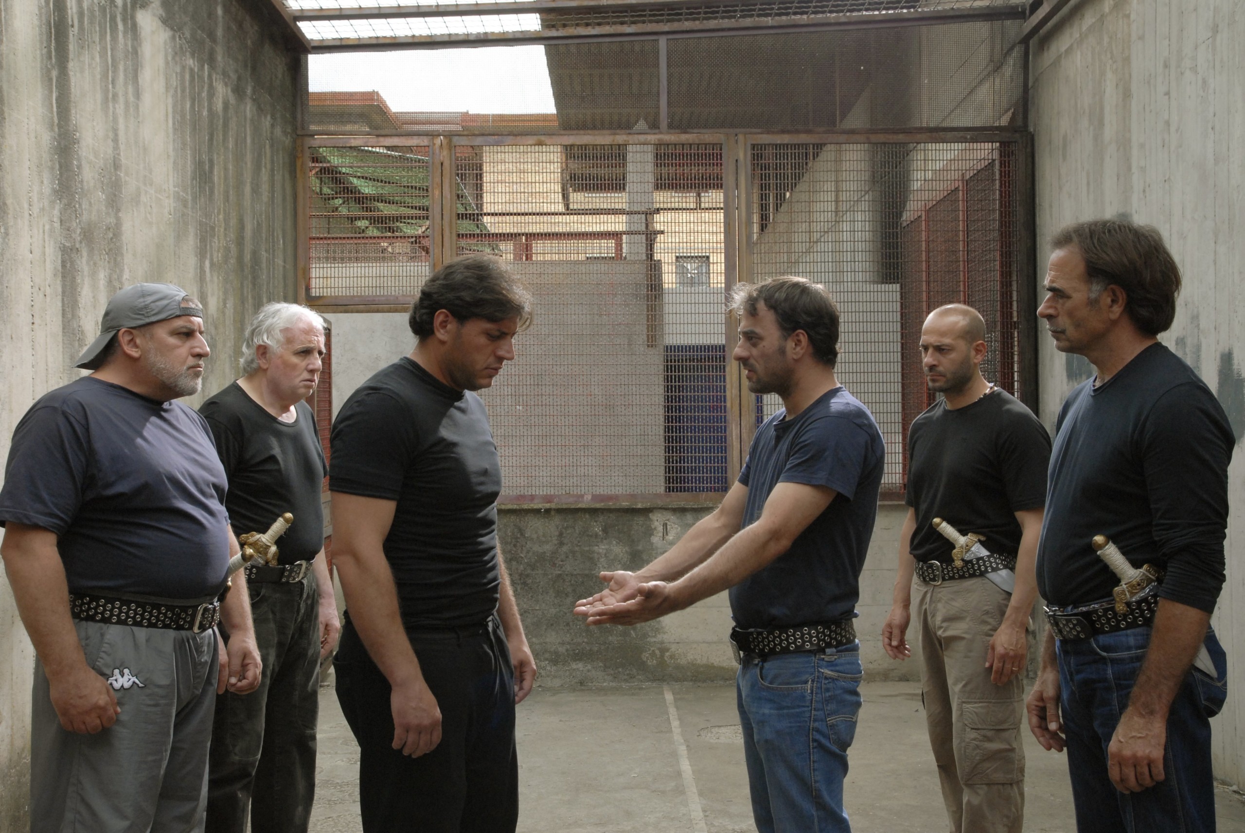 HÅRDKOGTE AMATØRER - Under arbejdet med opførelsen af Julius Cæsar forvandles de indsattes hverdagslige rutiner til følelsesladede og dramatiske scenarioer. 