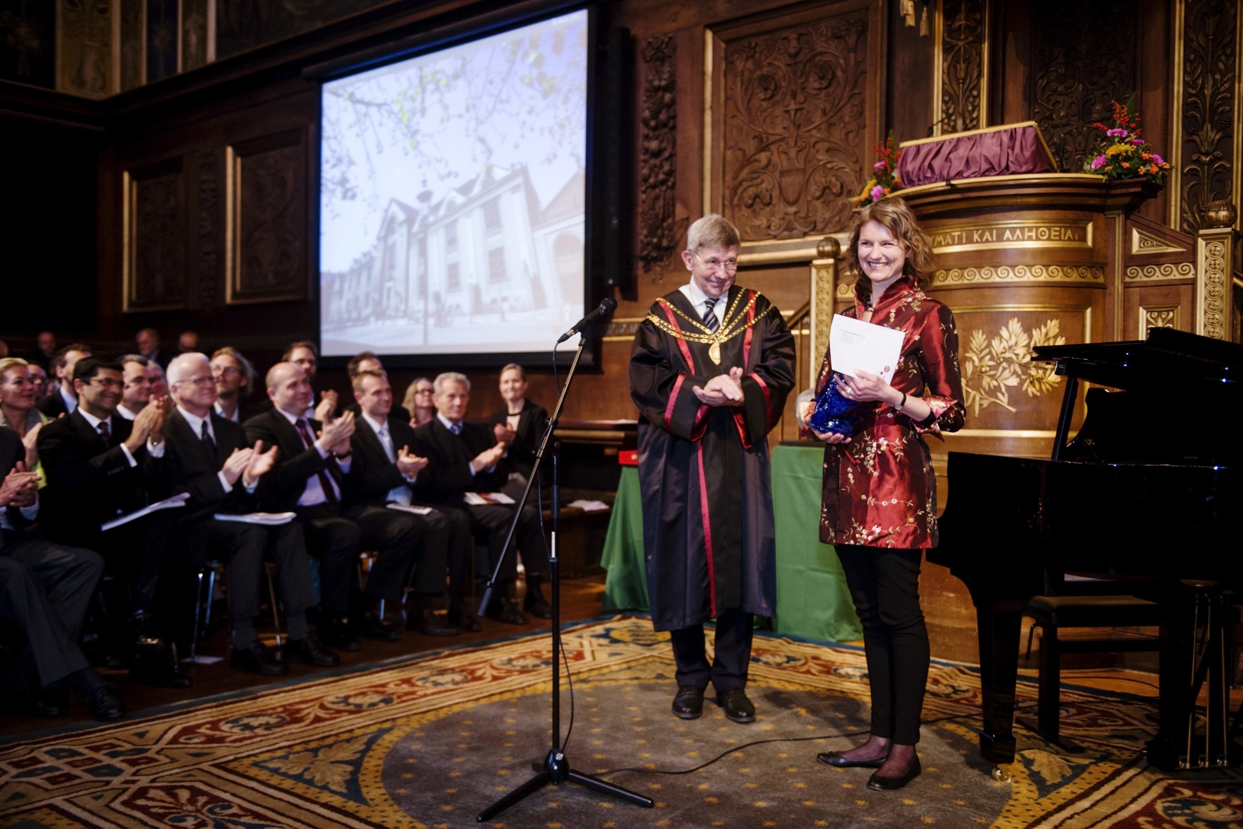 HÆDER - Mette Birkedal Bruun modtager Årets Ugle af rektor Ralf Hemmingsen ved årsfesten den 16. november 2012.