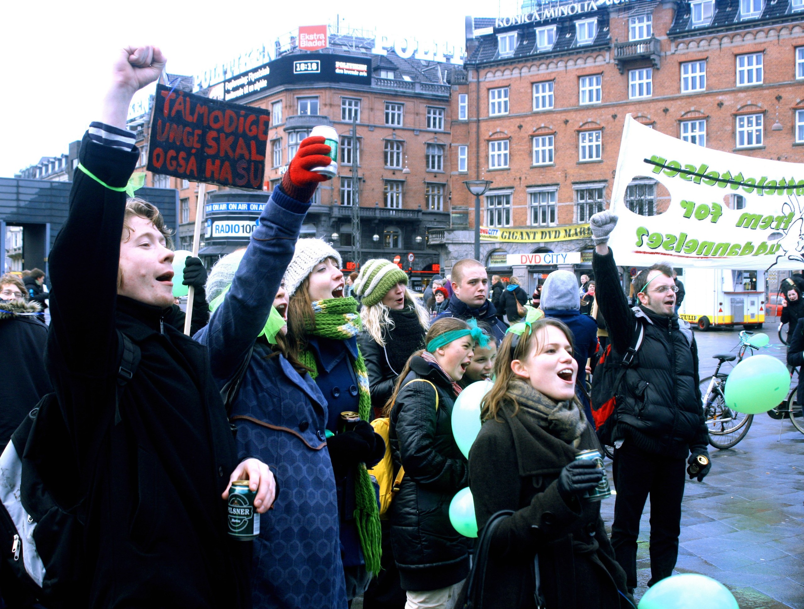 SKÅLER DE ELLER RÅBER DE? - De er født i 80'erne, men de forsøger sig med 60'ernes metoder og paroler. Bogen Gejst samler aktuelle bud på samfundsengagement for den generation, der skal til at tages alvorligt på egne præmisser.