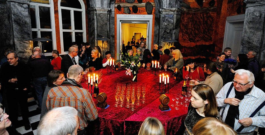 GALLA i GROTTEN - Per Kirkebys ekspresionistiske udsmykning bidrog til dramaturgien, da forskere formidlede deres resultater fra 2012.