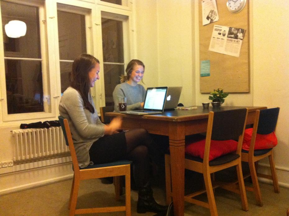 There is a good atmosphere in the small office room where the volunteers answer enquiries. 
Lykke Asmussen (left) and Amalie Kipp are today one man short due to illness, usually there are three volunteers on the two-hour shift.