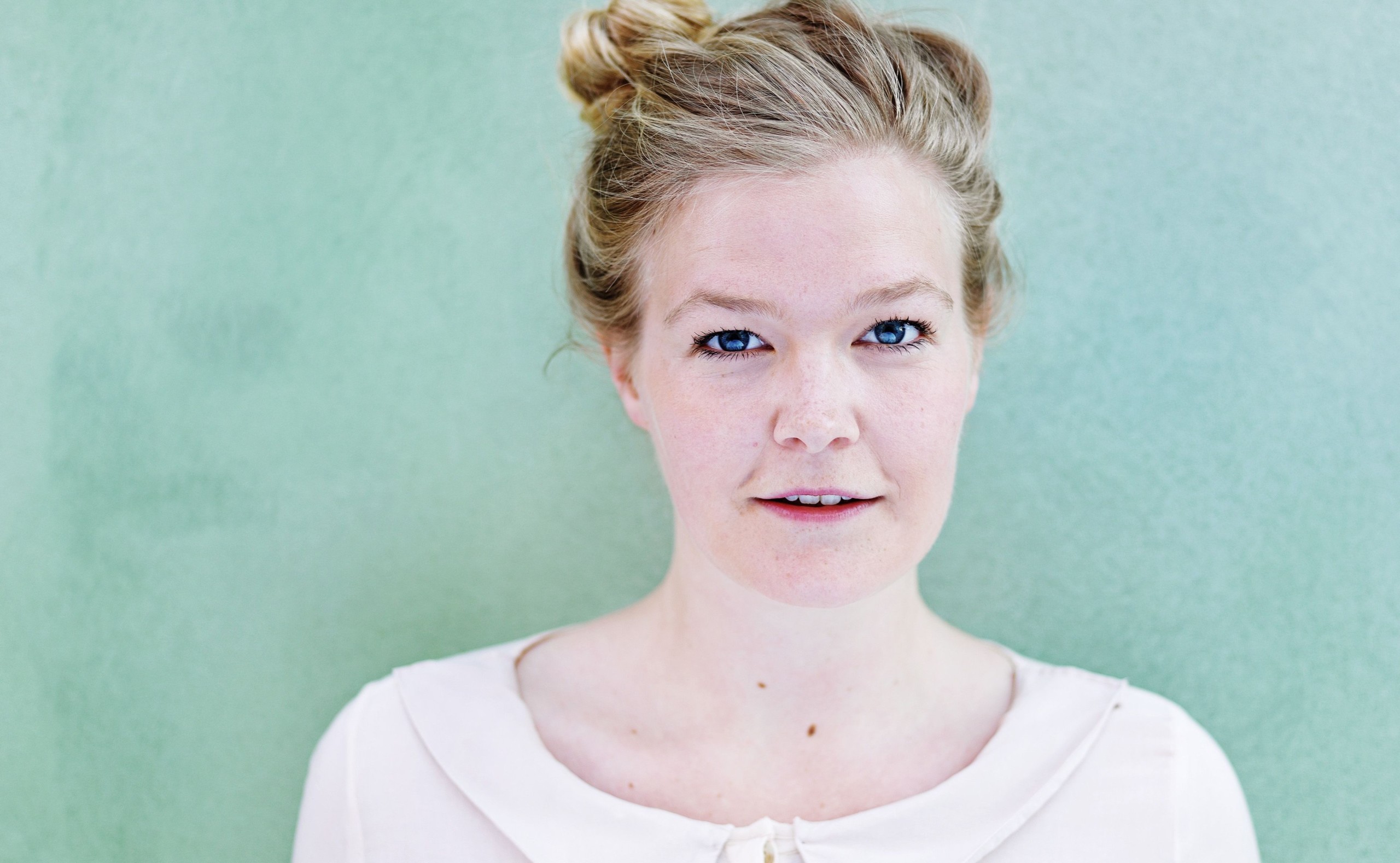 STUD.MAG. & FORFATTER - »Det er sjovt at se sin egen bog i forretningerne. Men det ville være endnu sjovere, hvis den en dag indgik i pensum,« smiler Amalie Laulund Trudsø. 