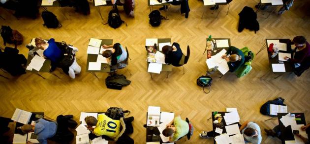 Mikroøkonomi på Statskundskab er en tre timers skriftlig opgave uden elektroniske hjælpemidler, der løses på instituttet under opsyn.