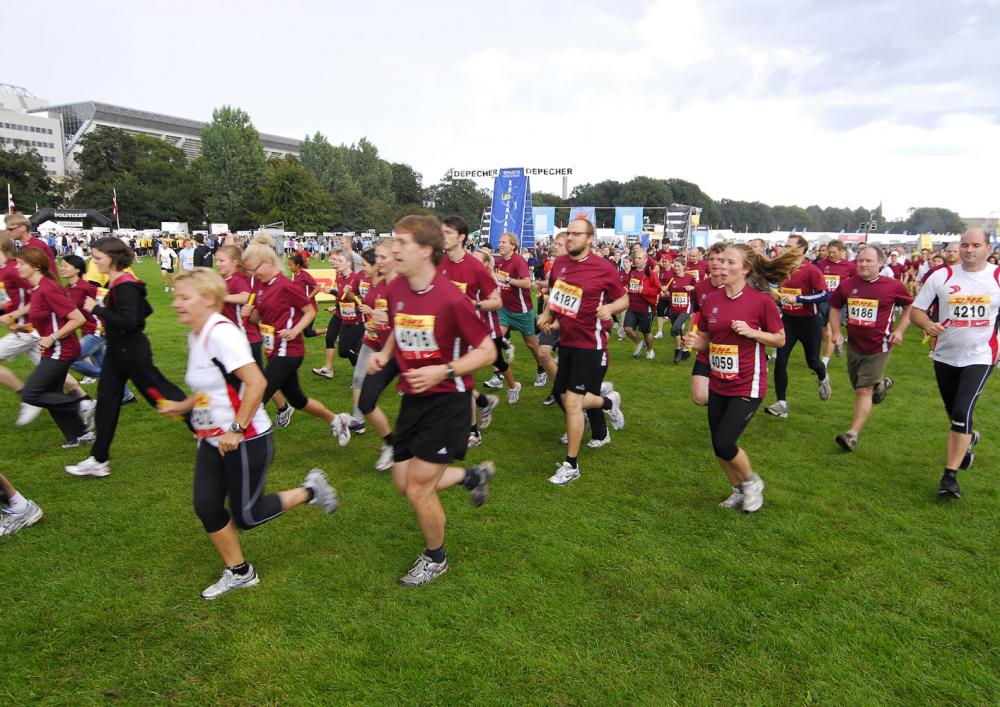 PRÆSTATIONSFREMMENDE? - En flok KUere sætter tempo ved den årlige DHL-stafet. Hvis politikerne vil forbedre de studerendes gennemførselstider, så nytter det ikke noget at skære i SUen, mener Studenterrådets næstformand. 