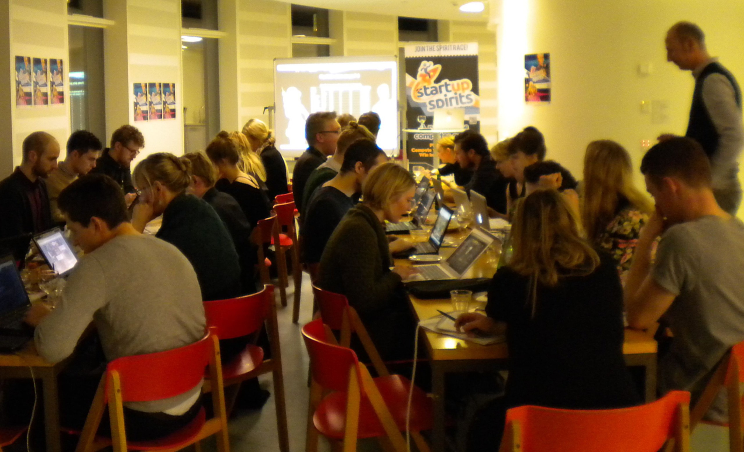 EDUTAINMENT - Uniavisens anmelder var blandt de inviterede, da CIEL inviterede til forpremiere på deres nye iværksætterspil 'Startup Spirits'. Han mener, at studerende har grund til at glæde sig til at spillet bliver offentlig tilgængeligt i februar.