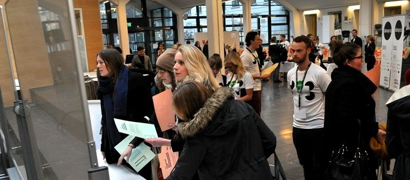 DANISH SOCIAL INNOVATION CLUB – Væbnet med viden og papirer går studerende ind i kampen for et mere bæredygtigt samfund. Sidste år deltog også uddannelsesminister Morten Østergaard på den årlige konference DANSIC, der arrangeres af københavnske studerende.