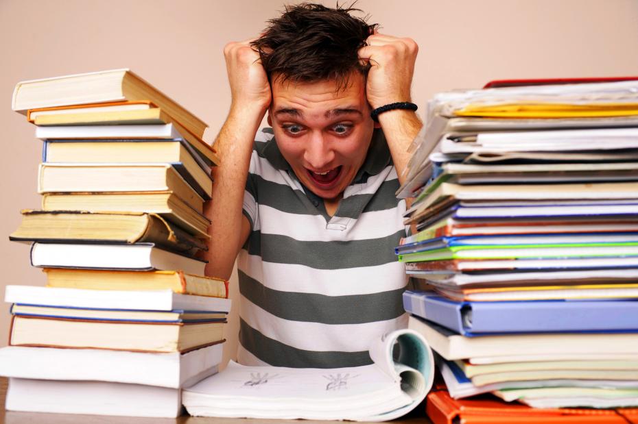 PRES - Hvis det står til uddannelsesminister Morten Østergaard skal eksamener for den enkelte studerendeikke længere blot være et spørgsmål om gode karakterer, men også om kroner og ører. Vælger man ikke at aflægge eksamen, bliver man skåret i SU.