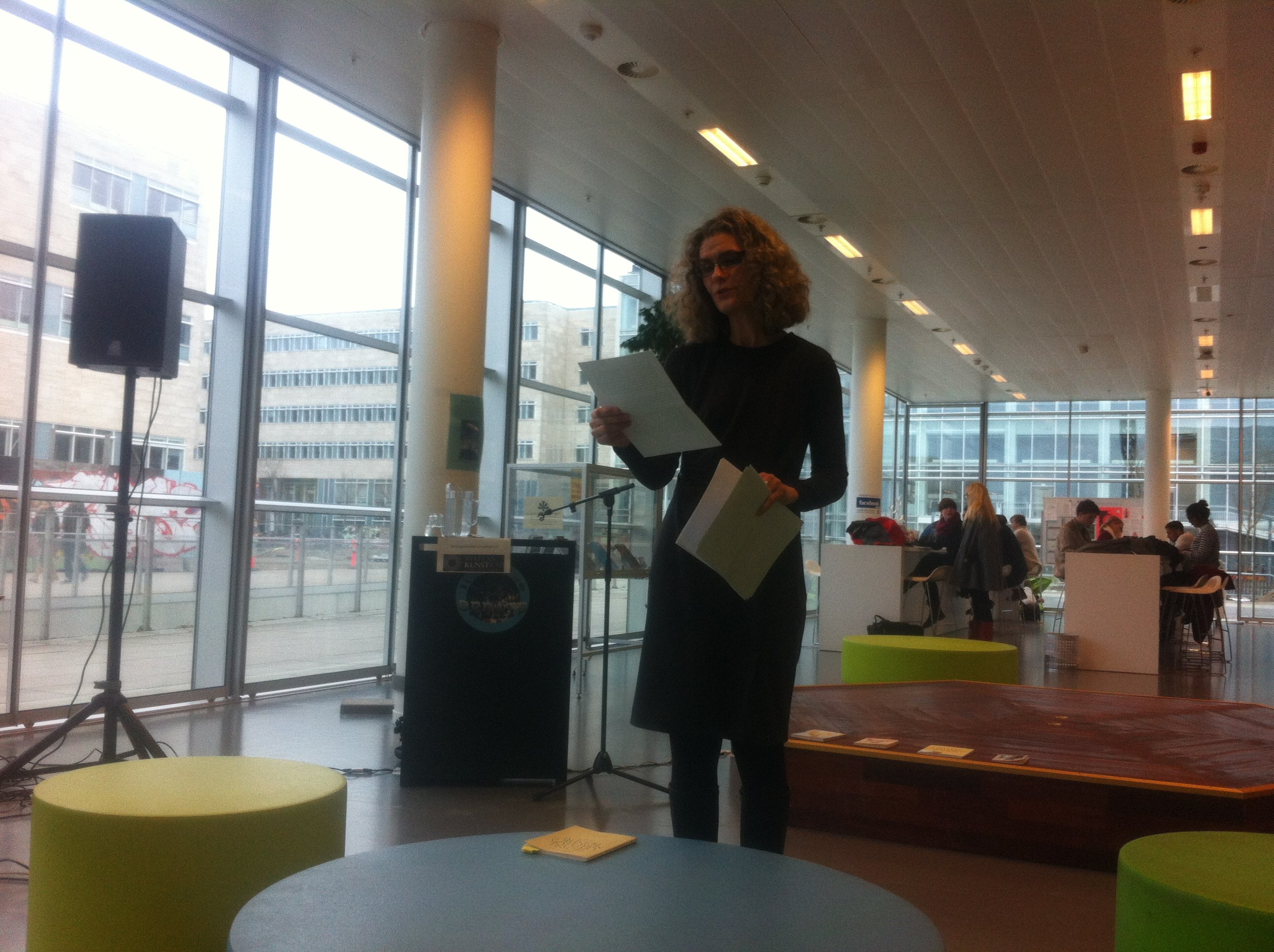 LYRISK HELLE - Digteren Ulrikka S. Gernes læser op af sin seneste digtsamling - og indleder årets Lyrik Live!