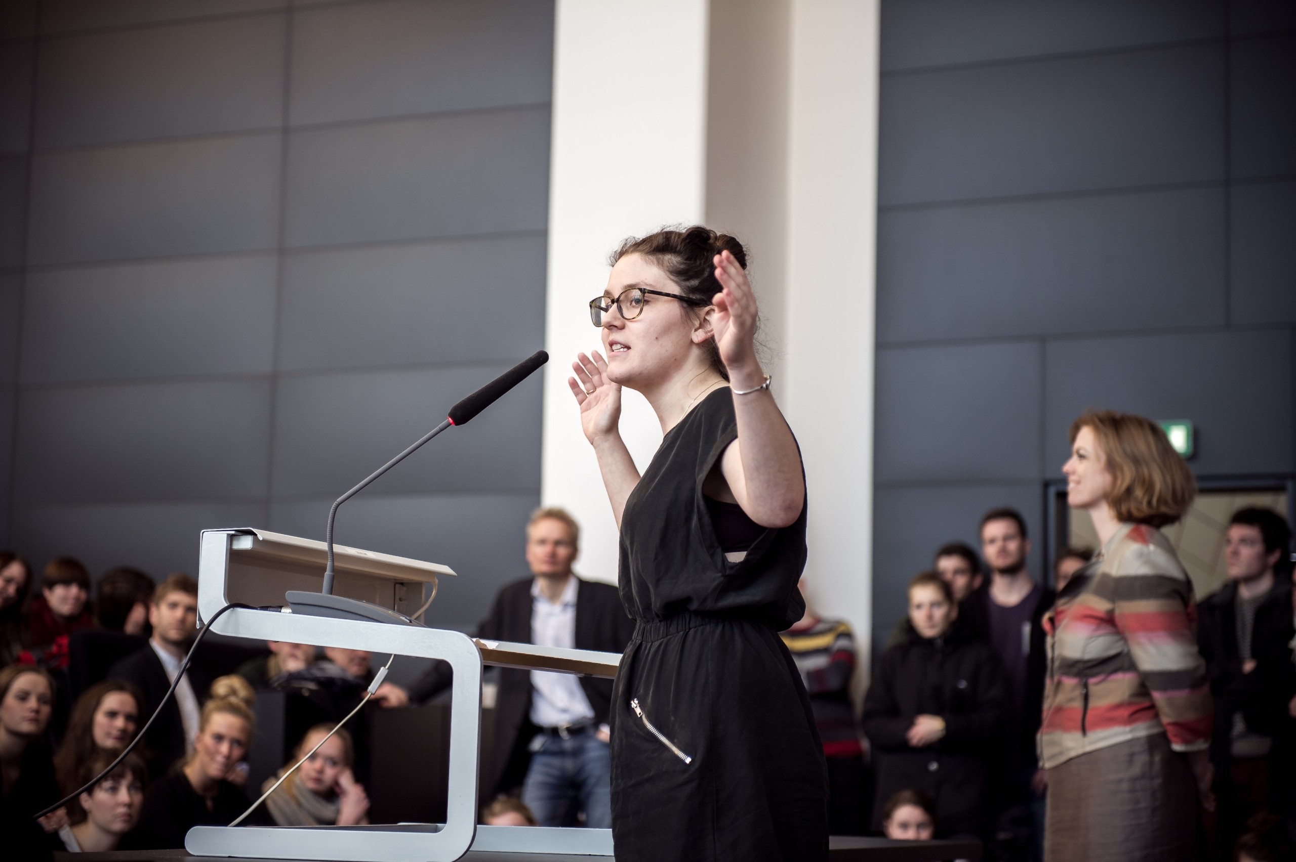 MesSUas? - Studenterrådets formand Gwen Gruner-Widding modtog SU-debattens nok største bifald. Selv roser hun de studerendes skarpe spørgsmål, men mener ikke, at der er grund til at applaudere uddannelsesministerens præstation. 