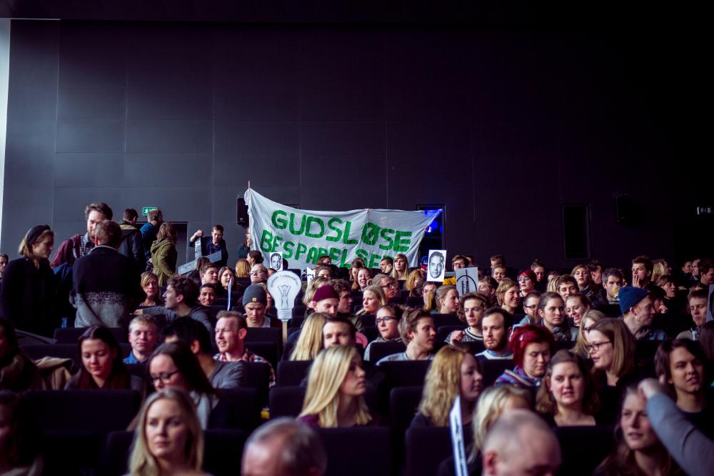 PROTEST - Vil du sikre dig, at KU's studerende kan SU-demonstrere uden stavefejl, så mød op - med din retstavningsordbog - til et af de mange bannermalingsarrangementer.