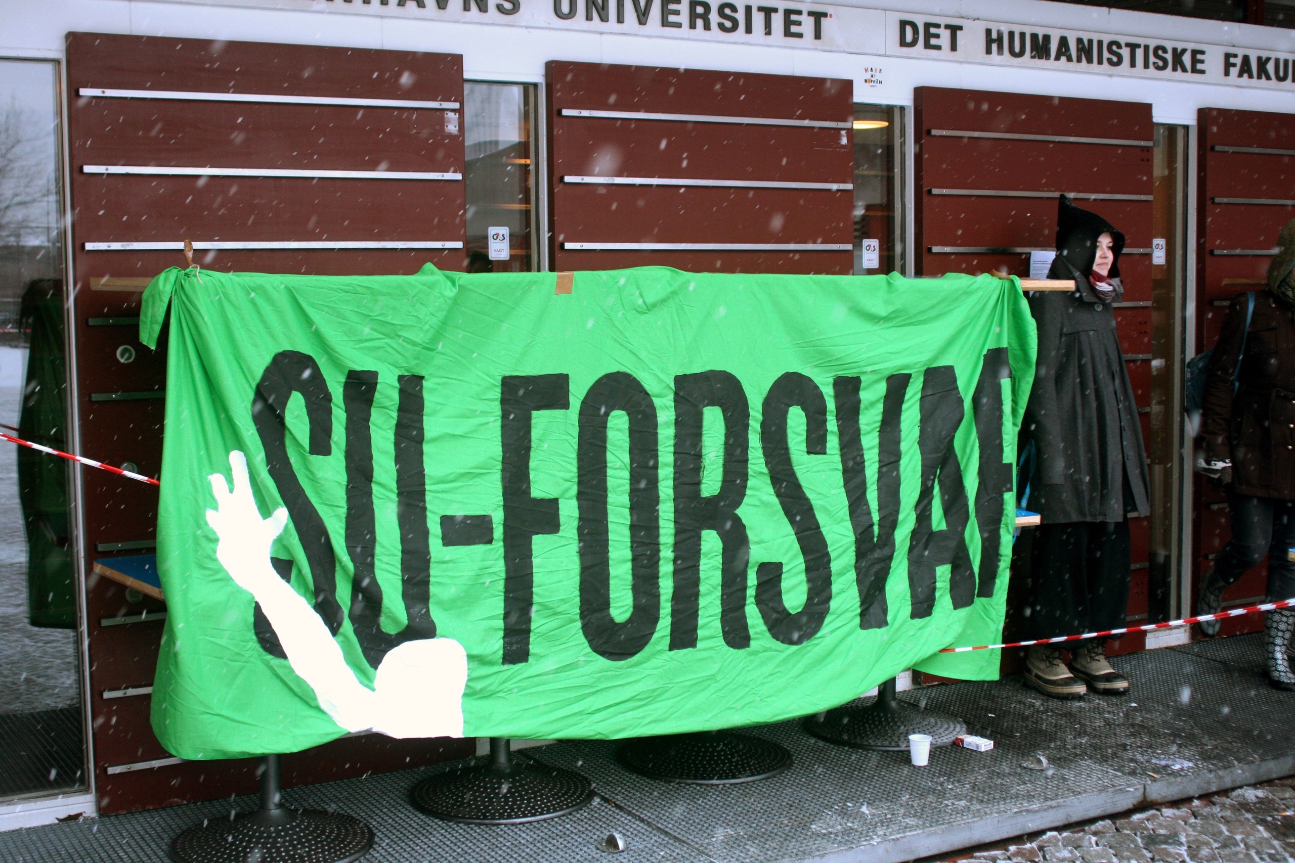 PÅ BARRIKADERNE? - På en række SU-stormøder rundt omkring på universitetet skal de studerende tage stilling til, hvordan de skal reagere på de bebudede SU-reformer. 