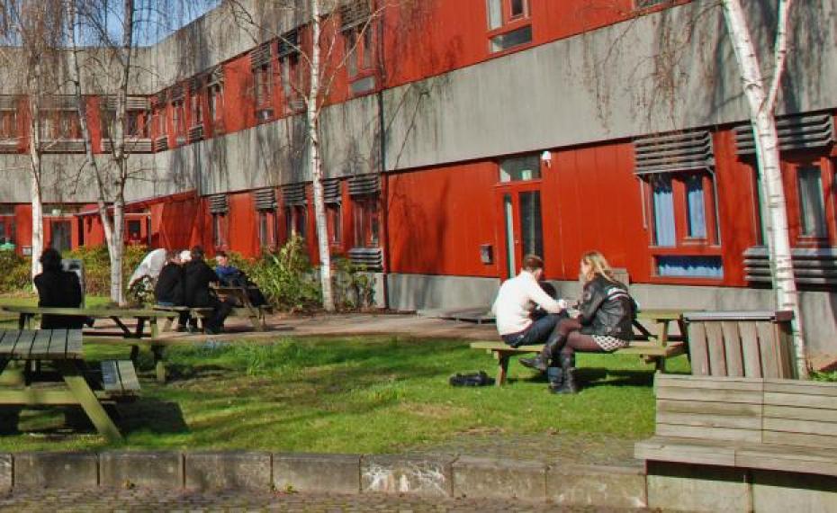 NOSTALGI? - Det kan godt være, at bygningerne lidt ligner et provinsgymnasium fra 70'erne, men de små gårdhaver var nu rare sådan en forårsdag.