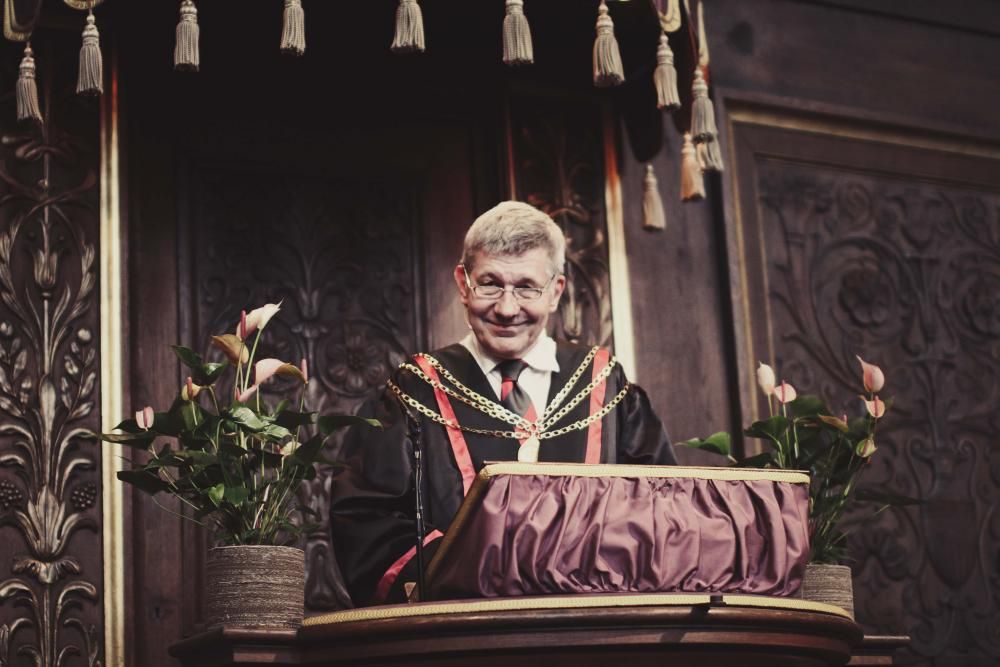 BLING - Ikke alene får Ralf Hemmingsen lov til at holde den årlige immatrikulationstale helt frem til 2017. Han har også sikret sig fire årslønninger på 1,74 millioner samt hele to fratrædelsesgodtgørelser, som ifølge Politiken samlet løber op i endnu en lille million kroner.