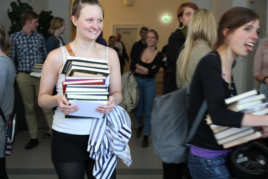 FERIELÆSNING - Den musikvidenskabs-studerende Nina Kjeldgaards kritiserede, at læse- og pensumlister på Hum først er tilgængelige umiddelbart før semesterstart. For hun vil gerne bruge sine skemafri perioder på at forberede sig. Fakultetet tager nu kritikken til sig og udarbejder en politik, der skal sikre at debattørens ønske bliver praksis.   