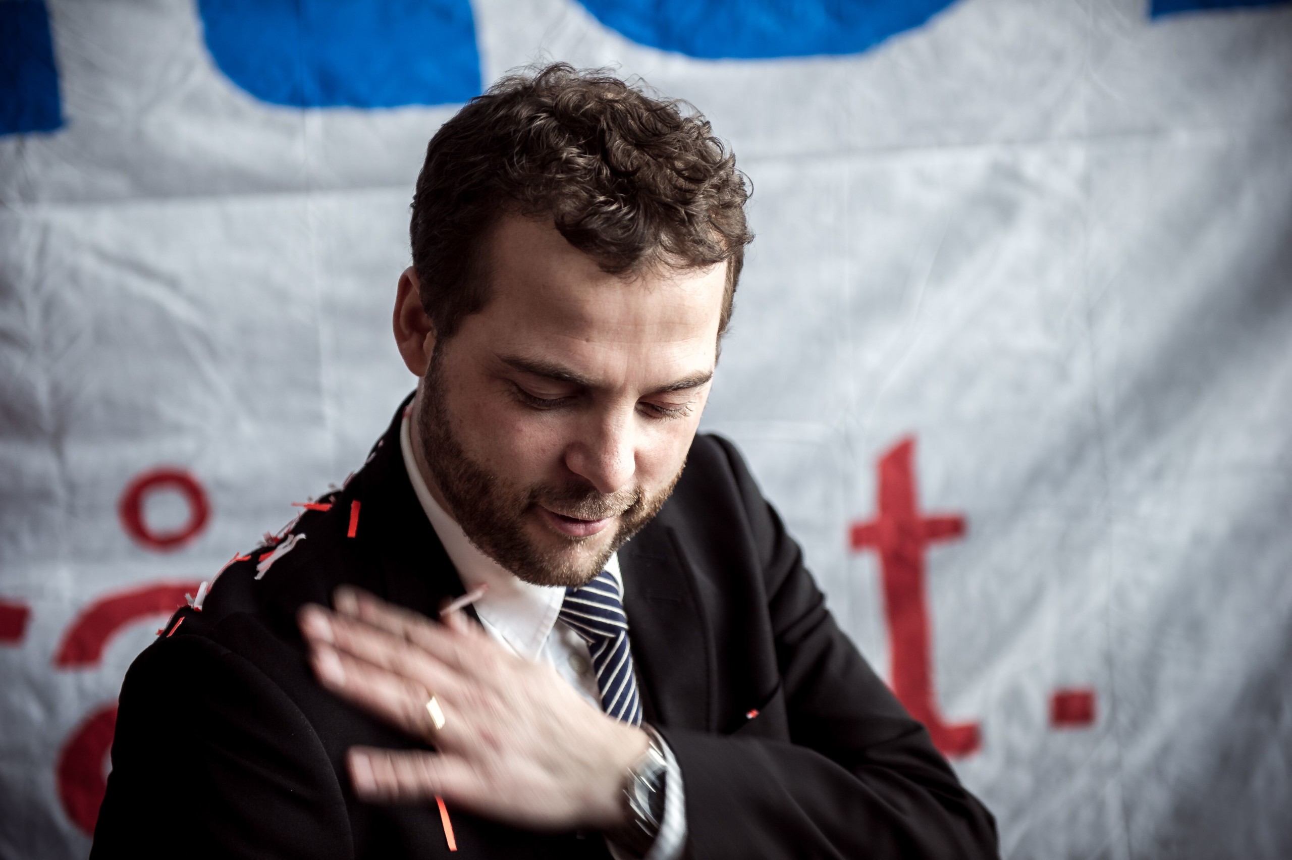 TEFLON – En cool Morten Østergaard børster konfetti væk fra skulderen under SU-debatten på KU.  Heller ikke de massive studenterprotester har efterladt blivende spor hos uddannelsesministeren.