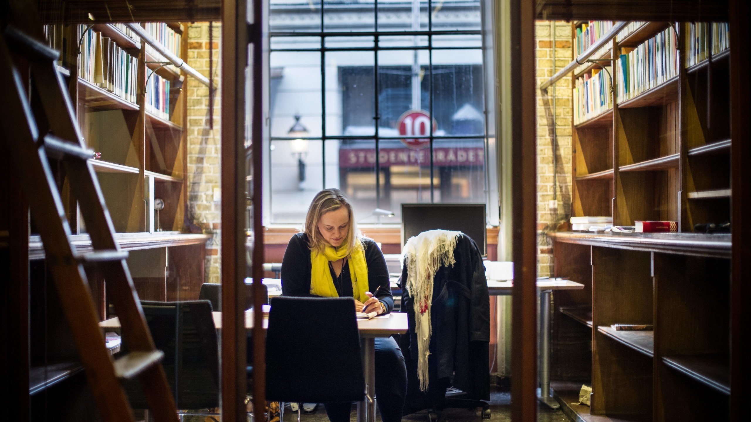 KONTOR MED UDSYN – Uden for studenterambassadørens vindue regerer Studenterrådet. »Udsigten er med til at give mig et konstant fokus på opgaven,« fortæller Tina Kaare.