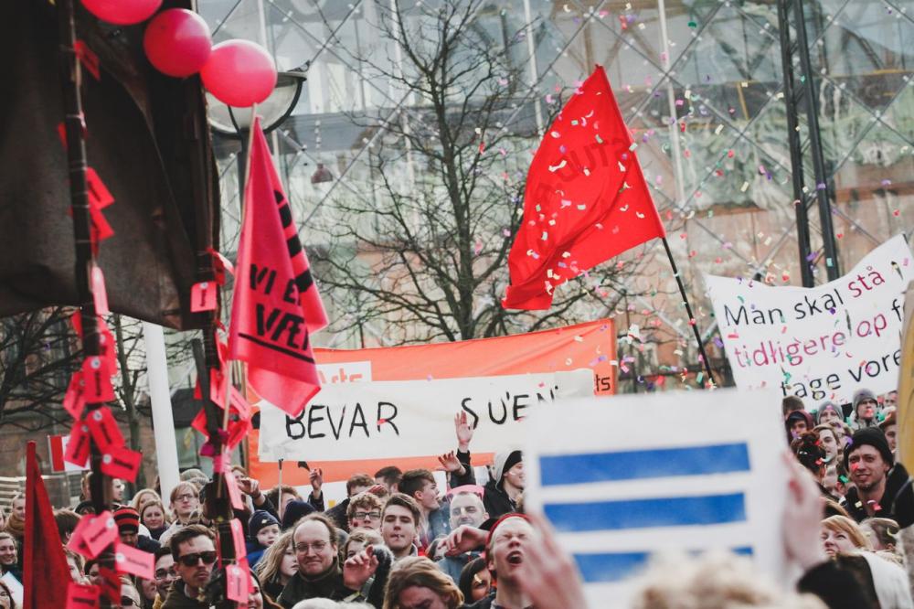 SU-LIMBO – ‘How low can you go’ spurgte 10.000 demonstranter regeringen om. Formanden for Danske Gymnasieelevers Sammenslutning, Malene Nyborg, krævede barren hævet: »Vi siger nej til SU-nedskæringer, og vi gør det sammen. Jeg tror på, at vi kan få Christiansborgs mure til at ryste.«
