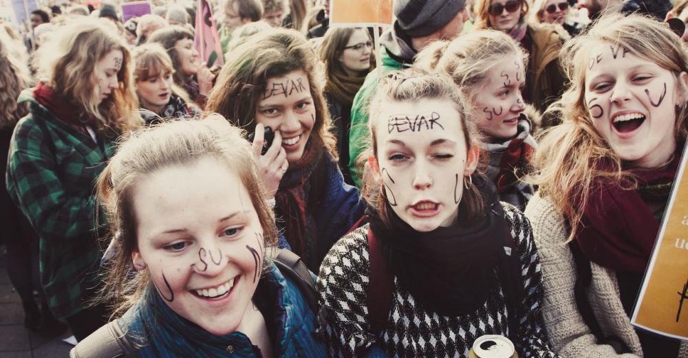 BEVAR SU'EN - Trods massive studenterdemonstrationer er det kun Enhedslisten, der helt afviser at pille ved SU'en. Dansk Folkeparti stiller imidlertid nok kritiske spørgsmål til, at de nu risikerer at blive smidt ud af forhandlingerne om regeringens reformudspil.
