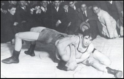 STYRKE - Her er den dansk-jødiske idrætsforenings Hakoahs største navn igennem tiderne i typisk vinderpositur: Abraham Kurland der både vandt OL-sølv i Los Angeles i 1932 og guld ved den første Verdens-maccabiade samme år.