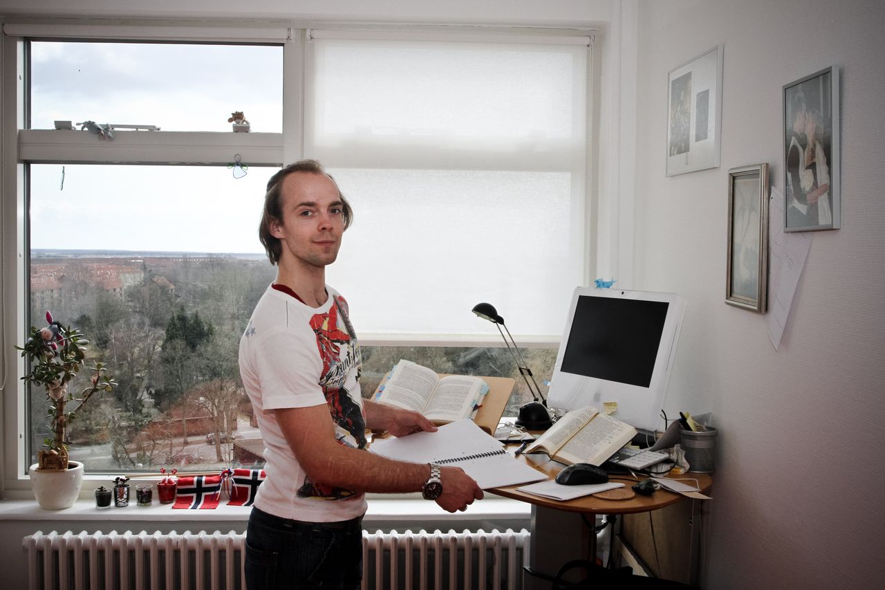 HJEMMEKONTOR - I snart otte år har Adrian Hove-Kreuzfeldts skrivebord været fyldt med bøger fra teologistudiet. Til sommer kan der måske blive plads til andet.