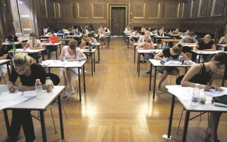 LIDT FOR SMART - Indlæggets forfattere mener, at danske studerende i stigende grad udnytter muligheden for at gå til reeksamen. Det er dårlig moral og fordærver det danske uddannelsessystem, lyder kritikken.