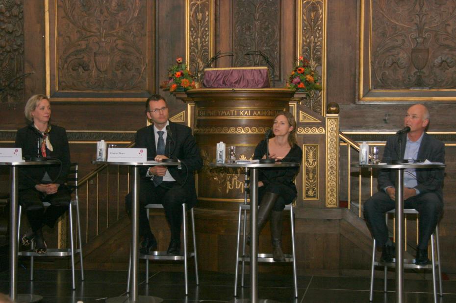 PÅ SIDELINJEN - Her ses KU's snart forhenværende vicedirektør for uddannelse, Hanne Harmsen, (yderst til venstre) under et debatarrangement om internationalisering.