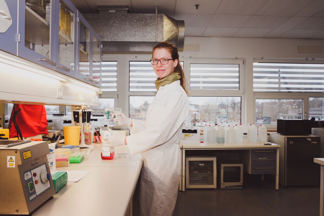 I SIT ES - Ida von Arenstorff trives med at være specialestuderende på fuld tid. Ikke alene giver det forskerspiren mulighed for at fordybe og -tabe sig i cellernes mikrounivers. Men modsat tidligere i sit studieliv kan hun nu 'nøjes' med en arbejdsuge på 37 timer i laboratoriet, hvilket giver hende både tid og overskud til at kunne prioritere både studie, kæreste, venner og familie.