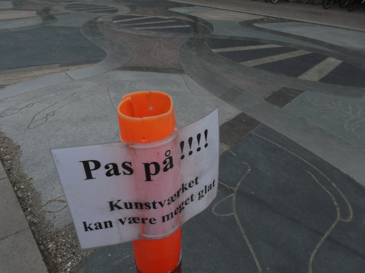 Signs warning walkers of the dangers of the art of Nørgaard at the Faculty of Science. It will cost millions in public funds to repair