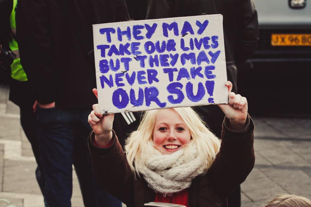 DET ER KORREKT – EU-domstolen giver denne demonstrant ret i, at SU'en er noget nær en menneskeret – i hvert fald for alle EU-borgere, der er arbejdstagere i Danmark. De skal have samme SU som danske statsborgere, lyder konklusionen.