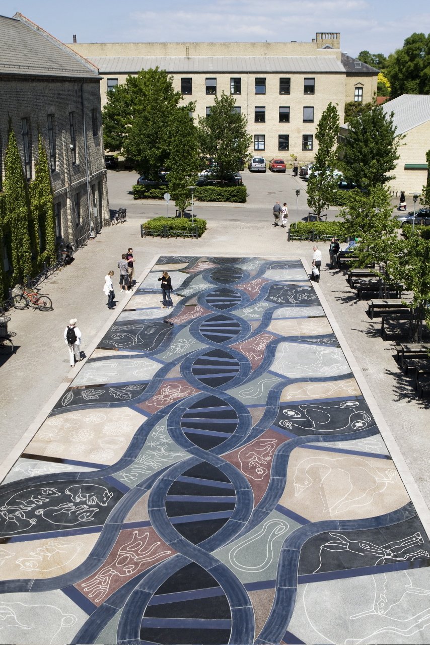 VELMAGTSDAGE - Bjørn Nørgaards kunstværk 'Biologisk mangfoldighed' før tyve stjal de indlagte metaller. En istandsættelse vil koste et sted mellem en og to og en halv million kroner. Og det årsagen til at kunstværket nu på tredje år står vandaliseret hen.