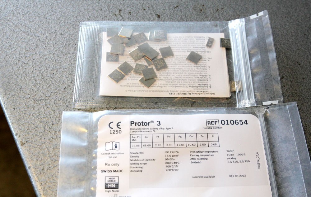 Nej, Odontologisk Institut har ikke en stor skinnende guldbarre liggende i pengeskabet. Guld til tænder købes af en grossist i poser med 25 gram i hver. Der bruges 2 til 3 gram guld til at lave en tandkrone. 