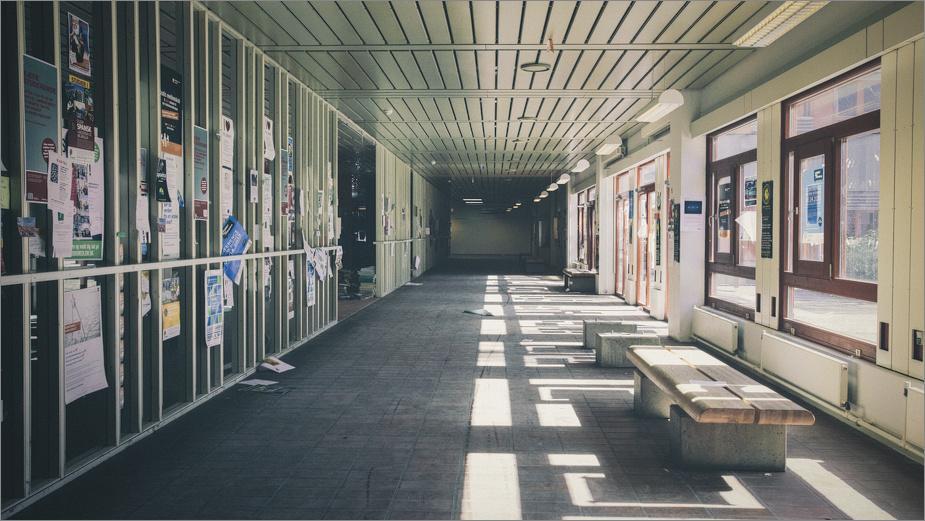 TOMME GANGE - Hvor er de studerende, når der ikke er forelæsninger på programmet, spørger afgående vicedirektør for uddannelse Hanne Harmsen, som mener, det er bemærkelsesværdigt, at der på et universitet med store pladsproblemer alt for ofte er ... ja, tomt. De studerende har selv et ansvar for studiemiljøet og burde være mere engagerede, lyder det.