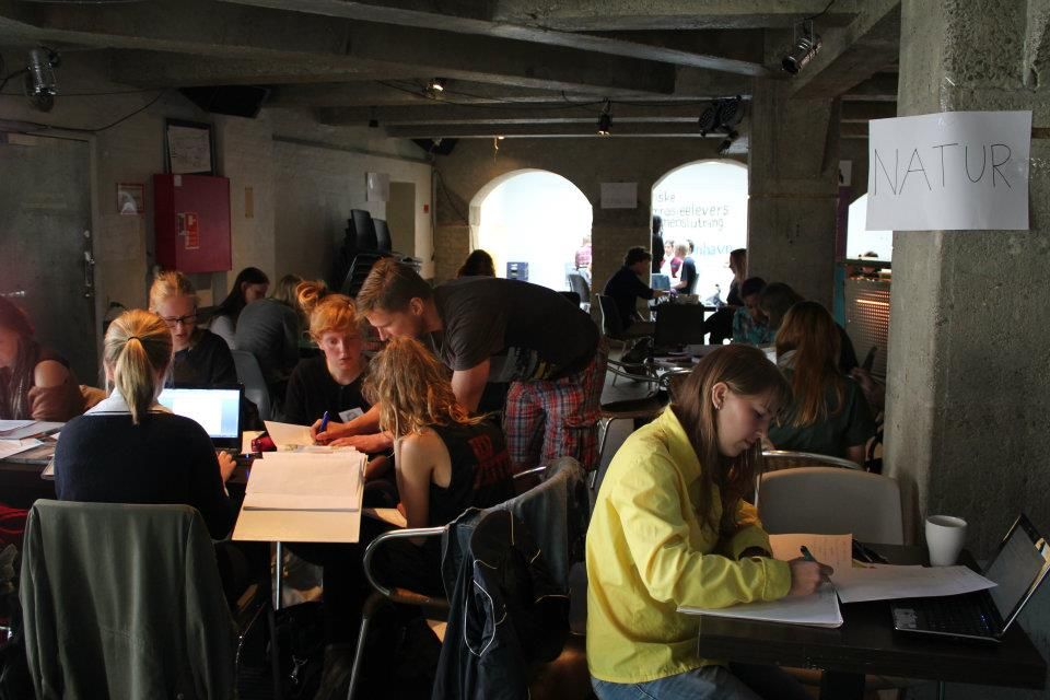 TILTRÆNGT - Da Danmarks Største Lektiecafé løb af stablen sidste år, var der tætpakket i Huset i Magstræde. DGS gentager succesen den 6. juni og søger derfor KU'ere, som har lyst til at hjælpe videbegærlige gymnasieelever. 