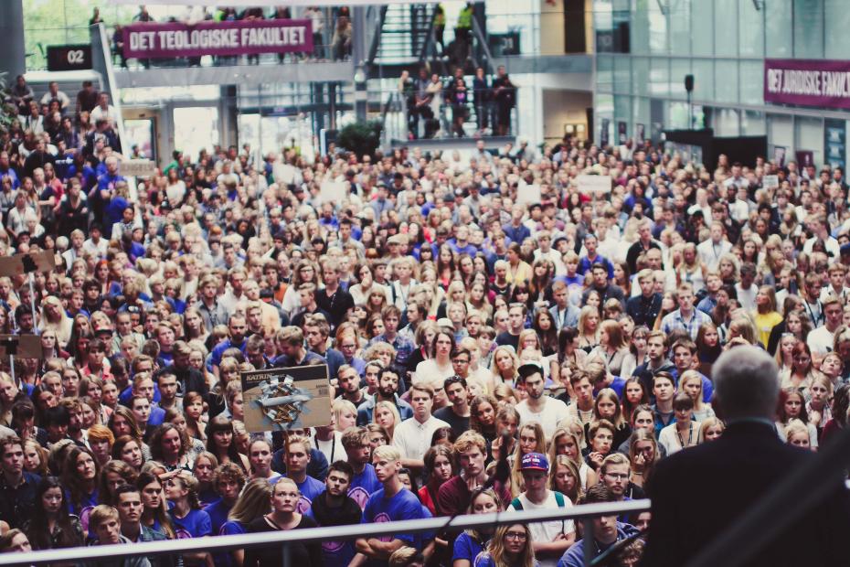 TÆTPAKKET - Rektor Ralf Hemmingsen byder den historisk store 2012-årgang velkommen til Københavns Universitet ved Studenterrådets introarrangement sidste år. Måske var der en pædagogisk pointe i at vænne de studerende til at stå tæt lige fra begyndelsen. De seneste år er der nemlig blevet mindre og mindre plads på universitetet, mens antallet af KU'ere er blevet højere og højere.