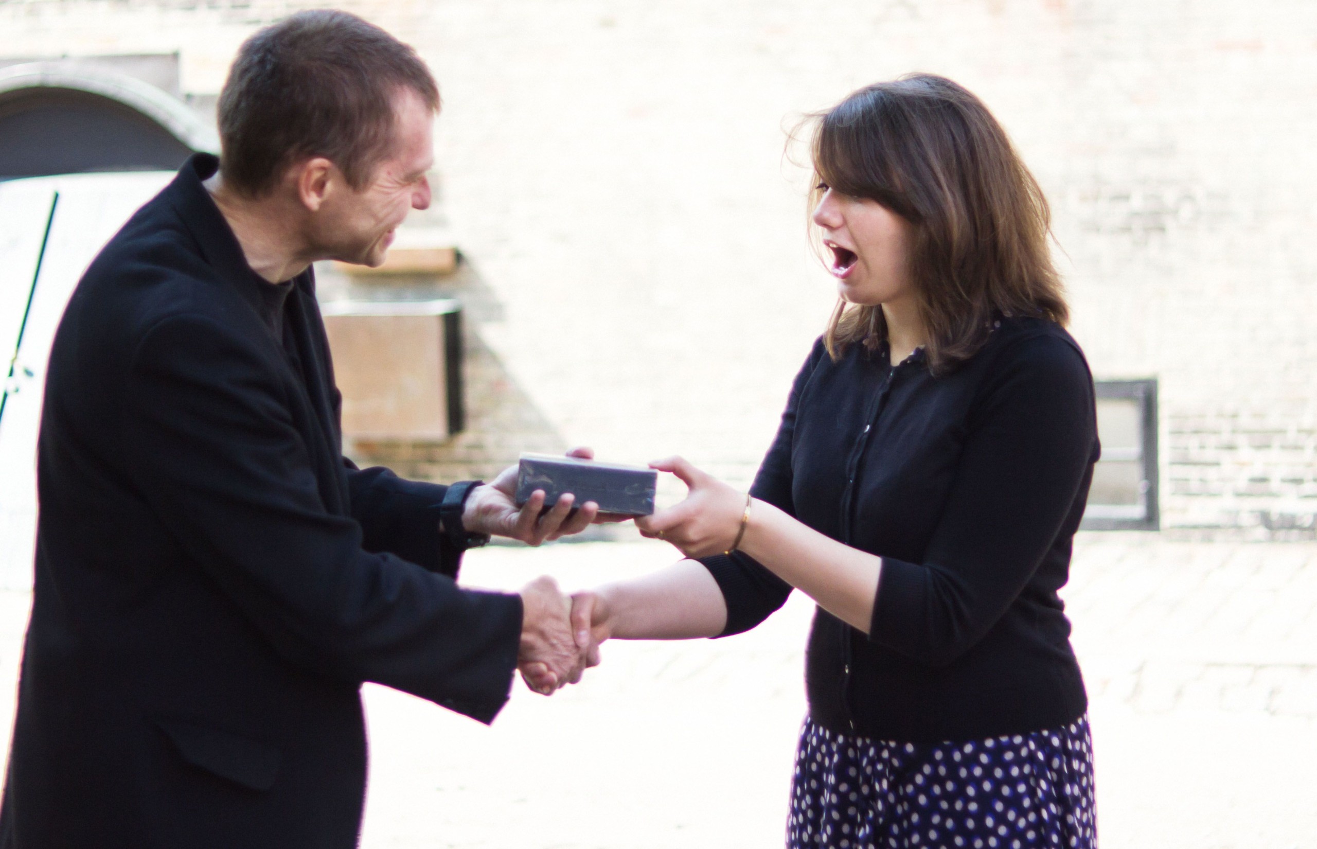 HELDIG KARTOFFEL -  Rodica Plamadeala (th.) var glad og overrasket, du hun fik overrakt facebook-konkurrencens hovedpræmie - en iPhone 5 sponseret af My-Phoneshop.dk - af University Posts redaktør, Mike Young. 