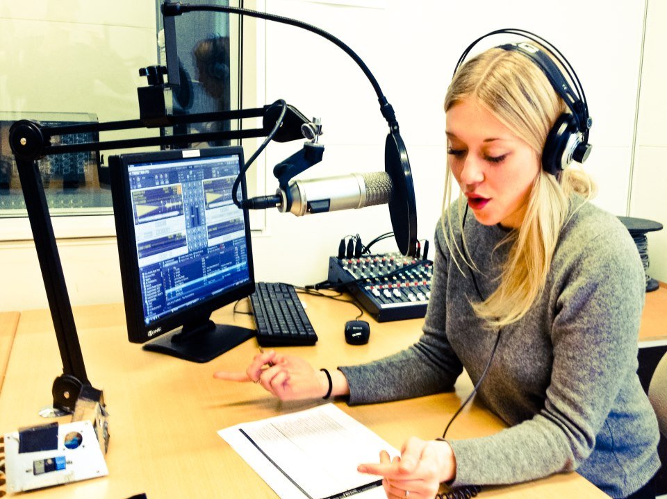 ON AIR - Chefredaktør Sofie Vadstrup Harder ved mikrofonen på Universitetsradioen. Radioen oplever disse dage en markant stigning i interessen fra de københavnske studerende, hvilket har nu resulteret i, at der er venteliste for at få lov til at indtage den eftertragtede plads bag mikrofonen. 