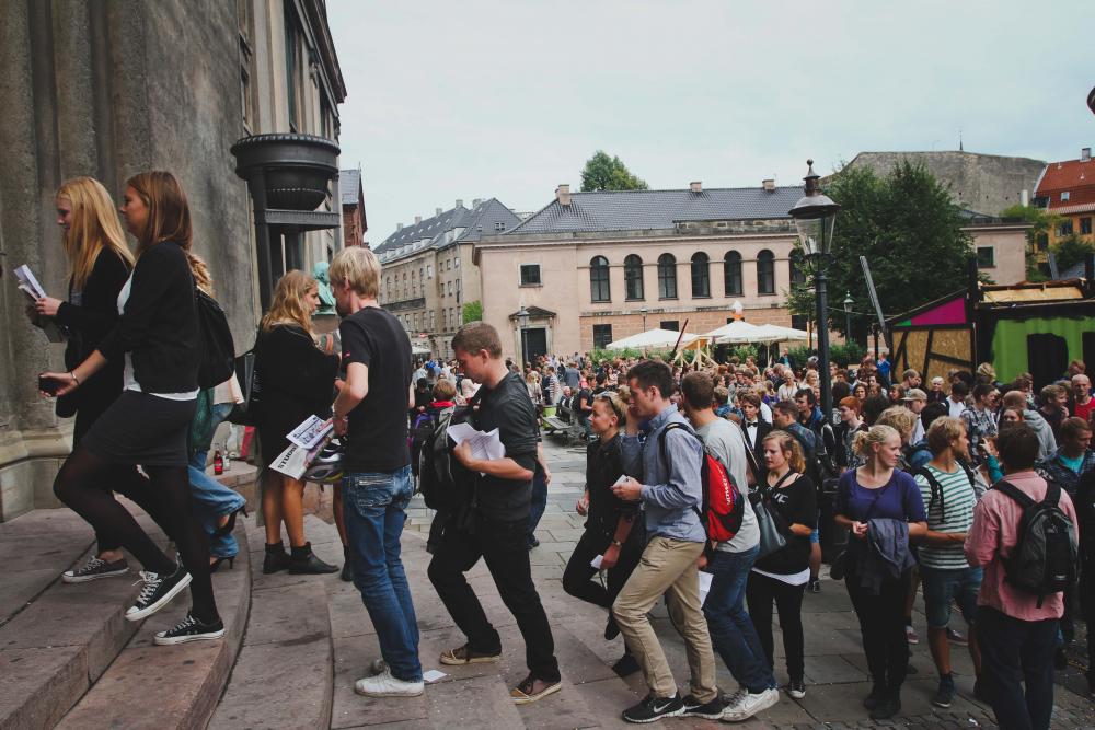 VELKOMMEN TIL - Sidste år var der kø for at give rektor et høfligt high-five. Det bliver der sikkert også den 30. august i år. Og lur os, om der ikke også bliver lækkertrængt, når Studenterhuset efterfølgende inviterer indenfor til efterfest. 