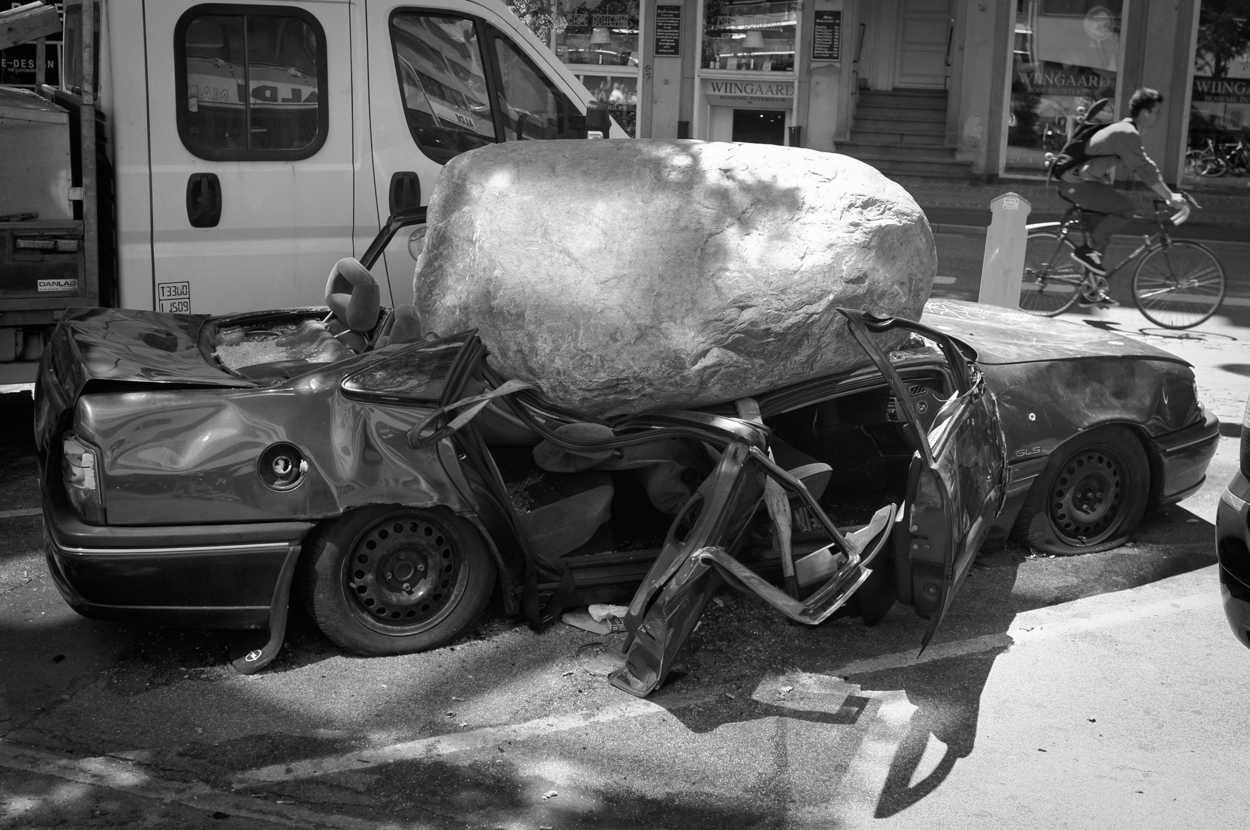 SISYFOSARBEJDE – Stenene blev ved med at rulle ned i hovedet på Kassandra i hendes kamp mod administrationen på KUA, hvor enhver sejr blev fulgt af nederlag og et nyt problem. Det fik hende i sidste ende til at forlade universitetet. Kassandra har i denne artikel valgt at optræde anonymt (hun sidder ikke i bilen).