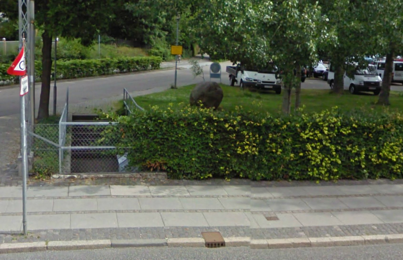 This tunnel crossing under Thorvaldsensvej. Also a place to sleep, according to reports