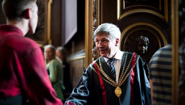 TILLYKKE MED GULDMEDALJEN - Ifølge ARWU kan rektor Ralf Hemmingsen byde KU's mange nye studerende velkommen til Nordens bedste universitet. 