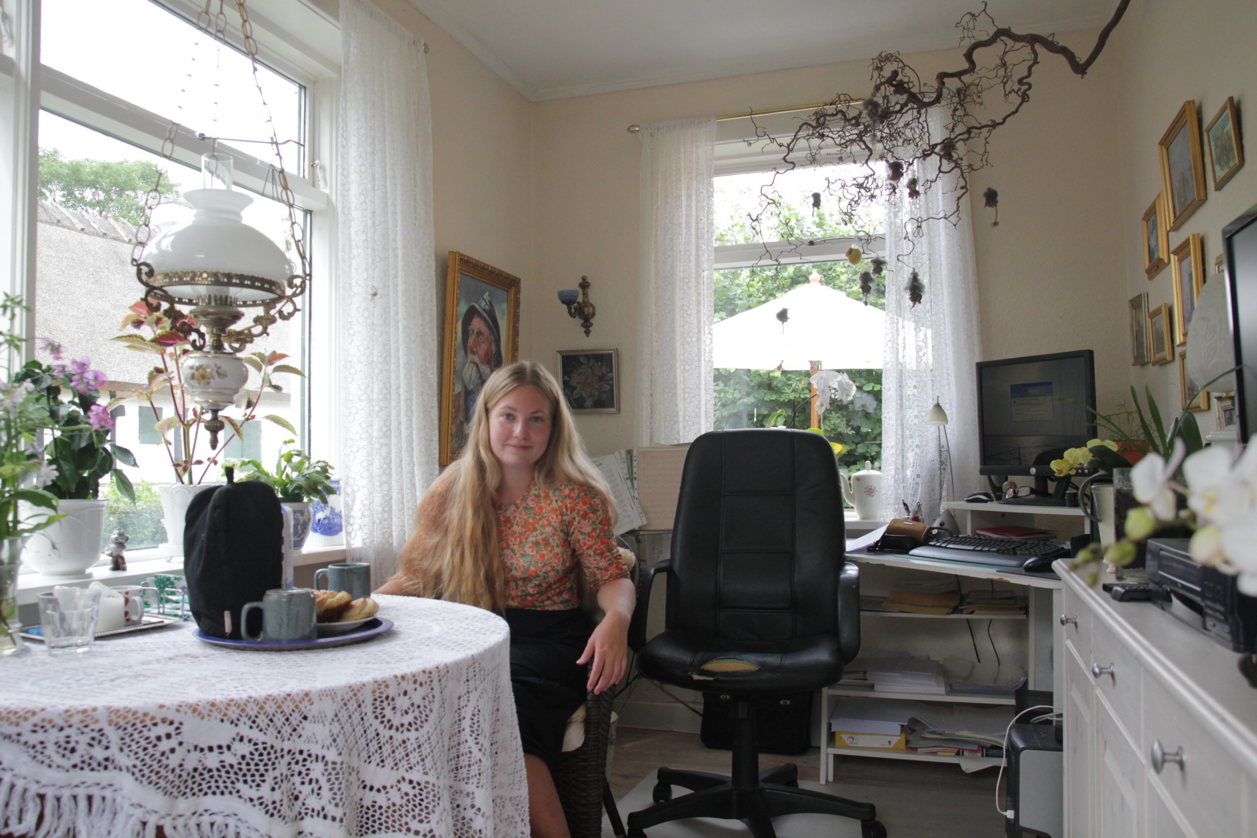 GODT NYT VIA ÆLDRE UDSTYR - I dækningen af årets studieoptag brugte flere danske aviser billeder af unge, der spændt sidder foran deres smarte laptop. 20årige Miriam Jensen fik den gode nyhed om, at hun var kommet ind Religionsvidenskab ved hjælp af bedsteforældrenes sortsolide, stationære PC, der kan skimtes yderst til højre. 