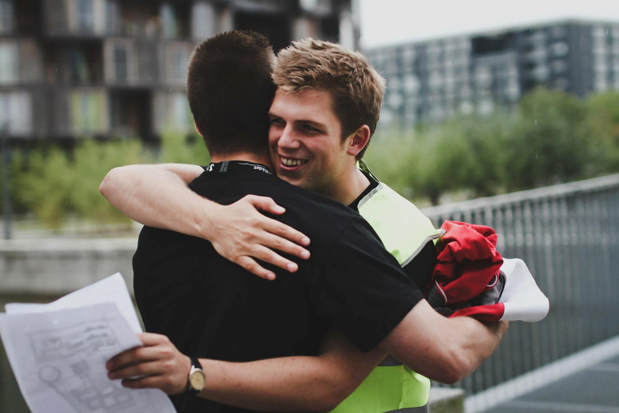 VELKOMMEN - Studenterrådet, rektor og masser af tutorer står på torsdag klar til at byde KU's ny studerende velkommen. Der er dog ikke garanti for, at det i alle tilfælde bliver lige så ømt som her på billedet fra sidste års introarrangement.