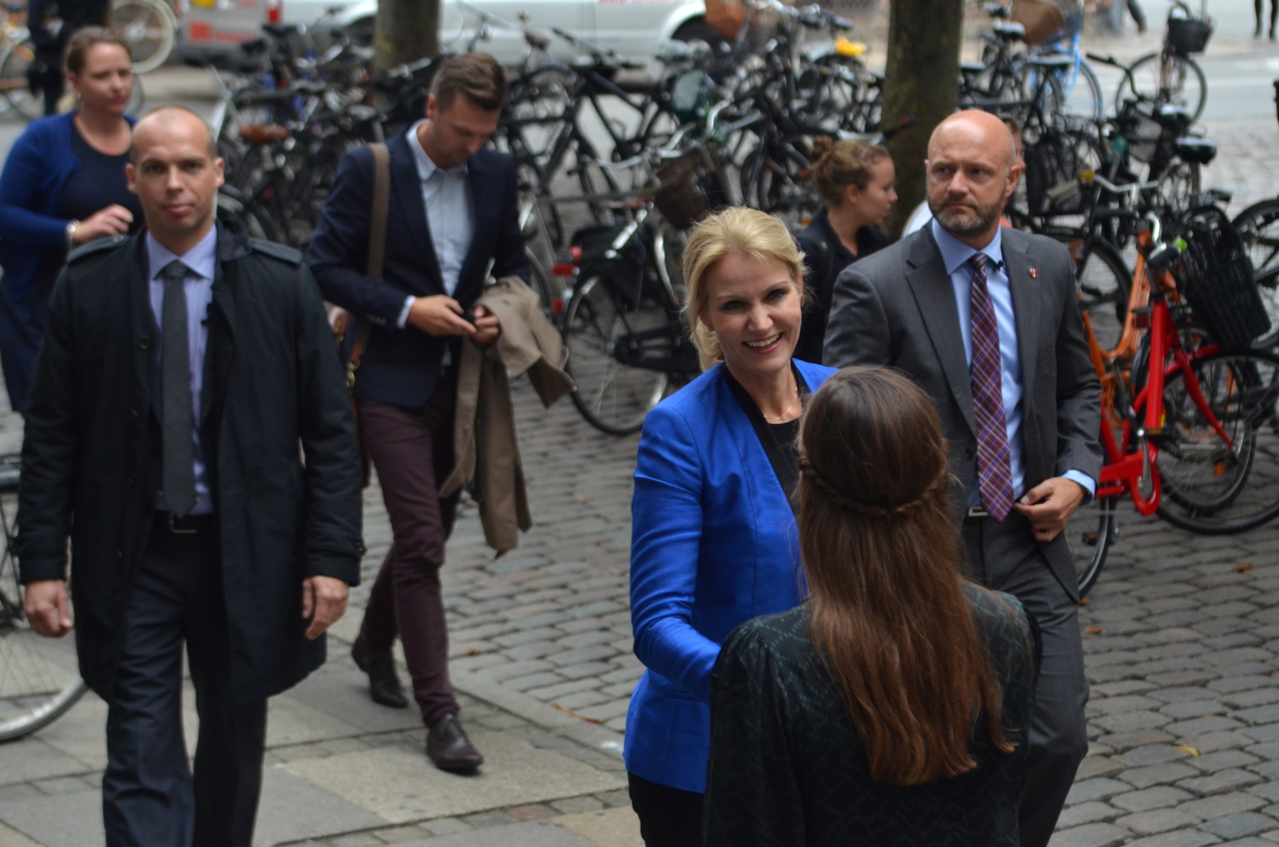HELLE T - Statsministeren maser sig forbi de studerendes cykler på Bispetorvet til lidt meet 'n' greet foran Københavns Universitet.