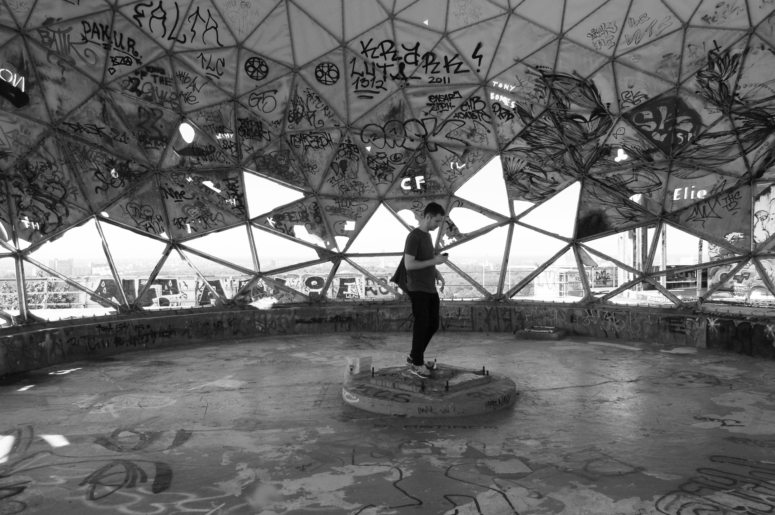 KUPLER - En del af Jacobs studier er at udføre auditive eksperimenter med lyd. Her optager han rumklangen i en forladt, amerikansk spionagestation.   